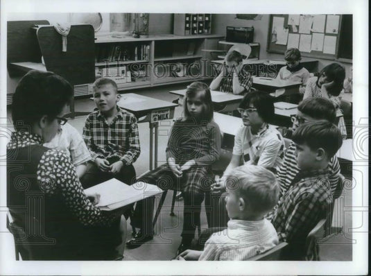 1970 Press Photo Jane Elliot and pupils - Historic Images