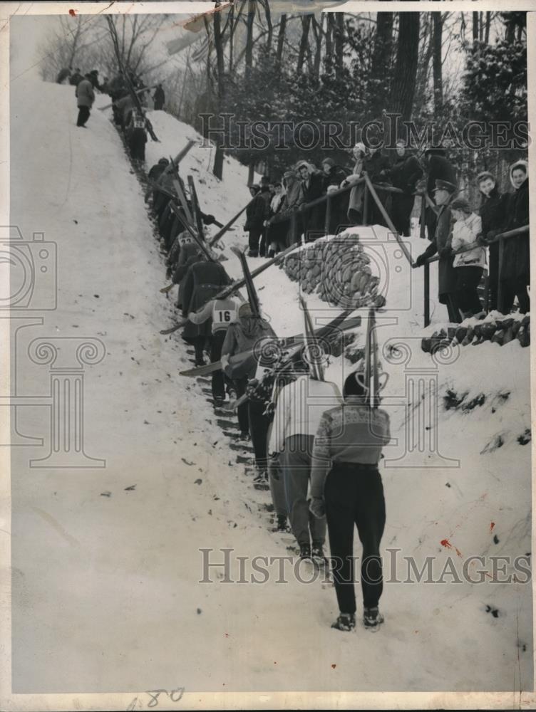 1945 Press Photo Merril Barber won the Bear mountain New York ski jumping - Historic Images