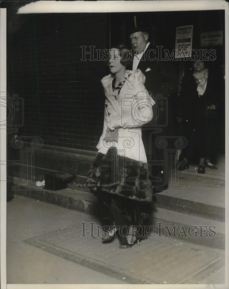 1930 Press Photo Mr. and Mrs.Robert Stone leaves Metropolitan Opera House - Historic Images