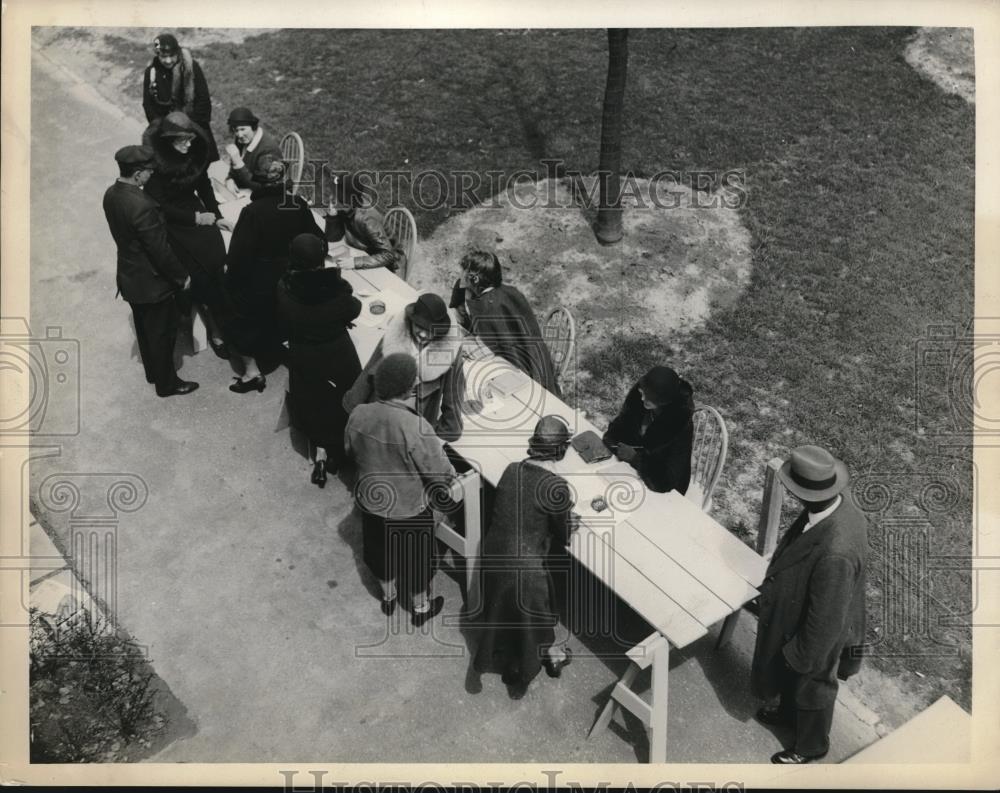 1933 Press Photo workers arrange for plant barters project - nec34050 - Historic Images