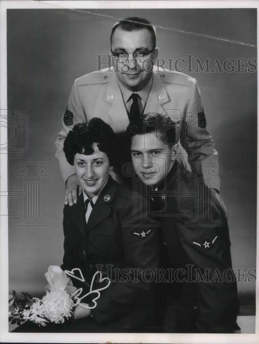1962 Press Photo Air Force Romance of Airman Robert Molsky and Virginia Sebock - Historic Images