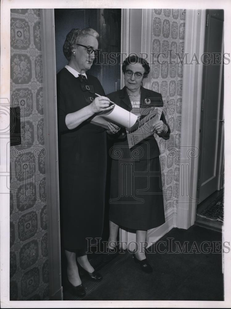 1957 Press Photo Mrs. Loring L. Gelbach and Mrs. Robt R. Pierce Moreland Courts - Historic Images