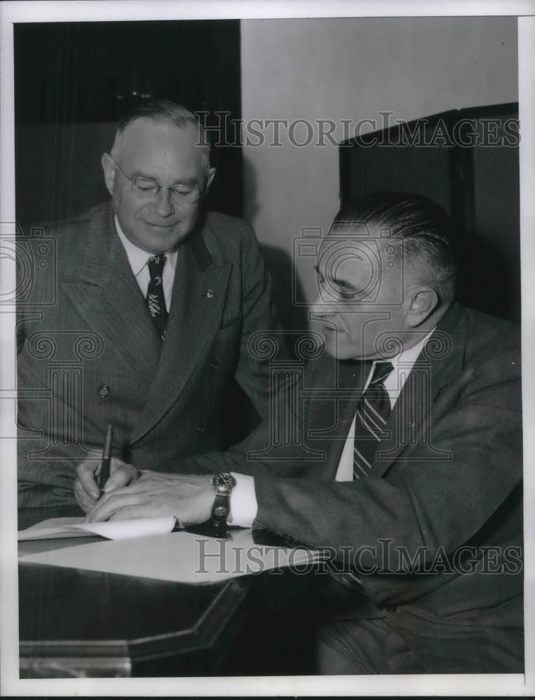 1946 Press Photo D.C. TWA VP Paul E Richter &amp; Natl Mediation board FP Douglass - Historic Images