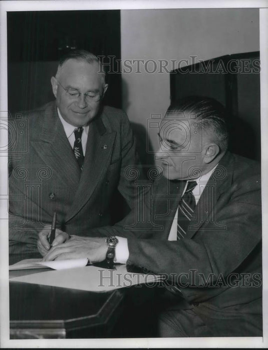 1946 Press Photo D.C. TWA VP Paul E Richter & Natl Mediation board FP Douglass - Historic Images