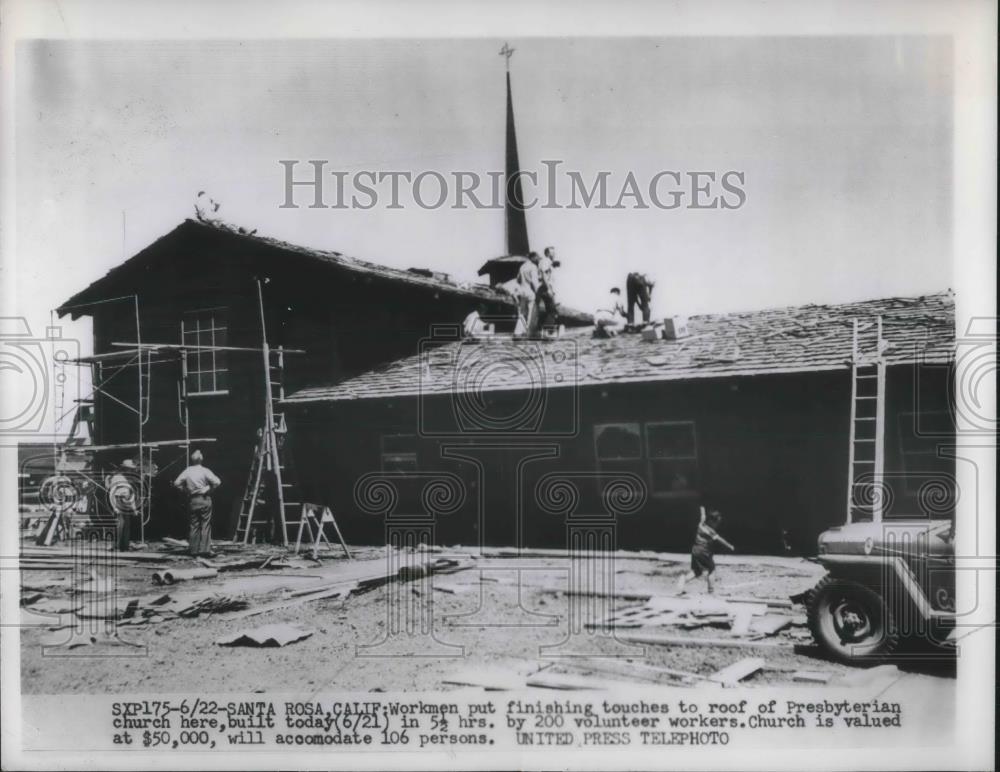 1952 Press Photo Workmen put on finishing touches of the Presbyterian Church - Historic Images