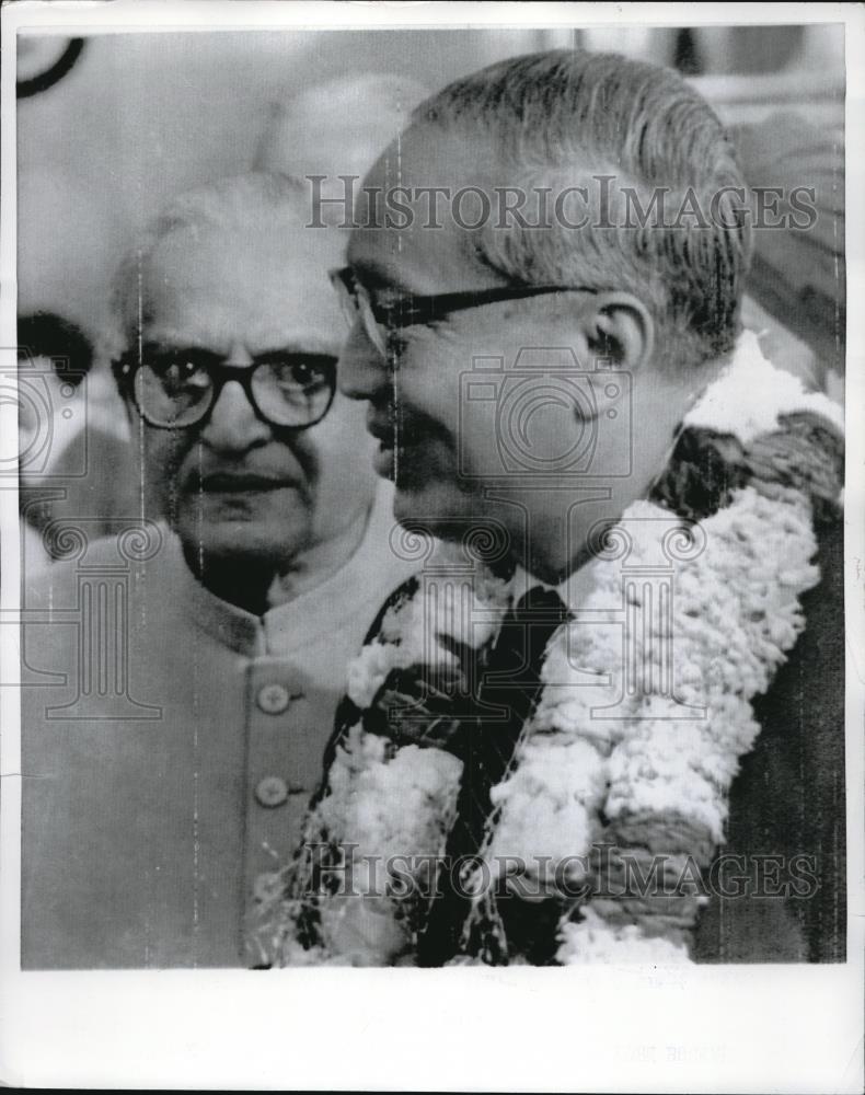 1967 Press Photo U.N.Sec Gen.U Thant welcomed by Indian Minister C.M. Chagla. - Historic Images