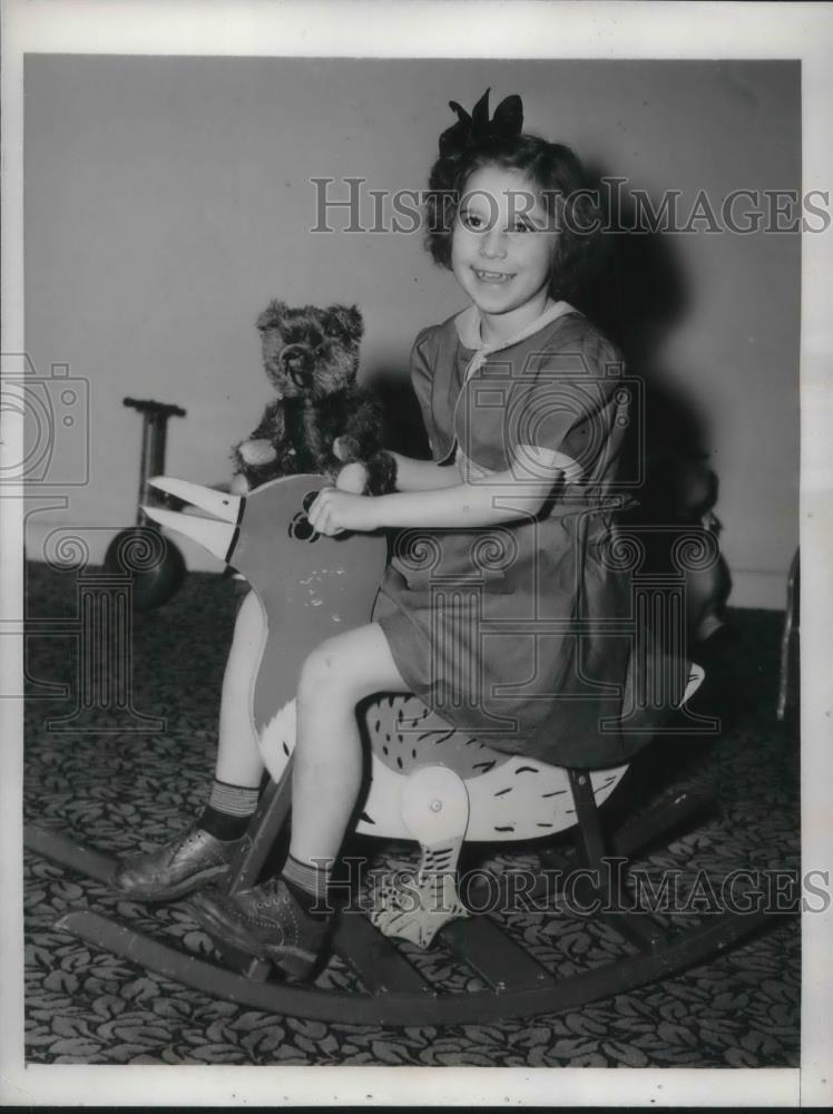 1940 Press Photo Rose Marie Ryan saved by blood transfusion from Rose McMulen - Historic Images