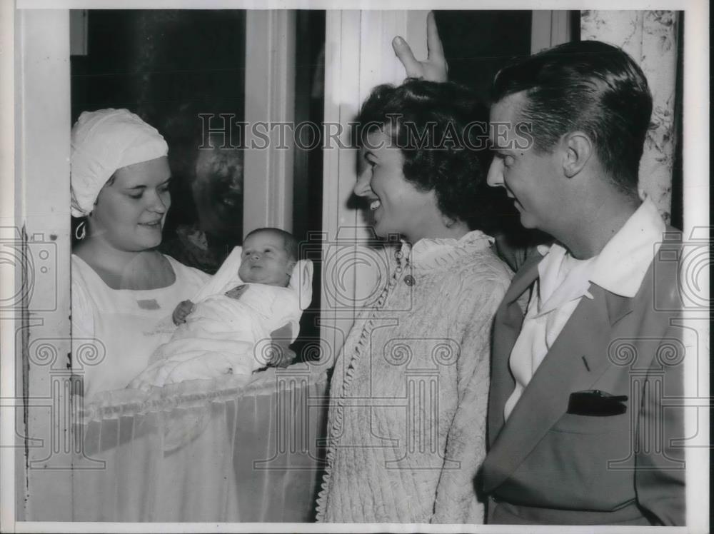 1956 Press Photo Romona Grawam looks at her new daughter with husband Ernest. - Historic Images