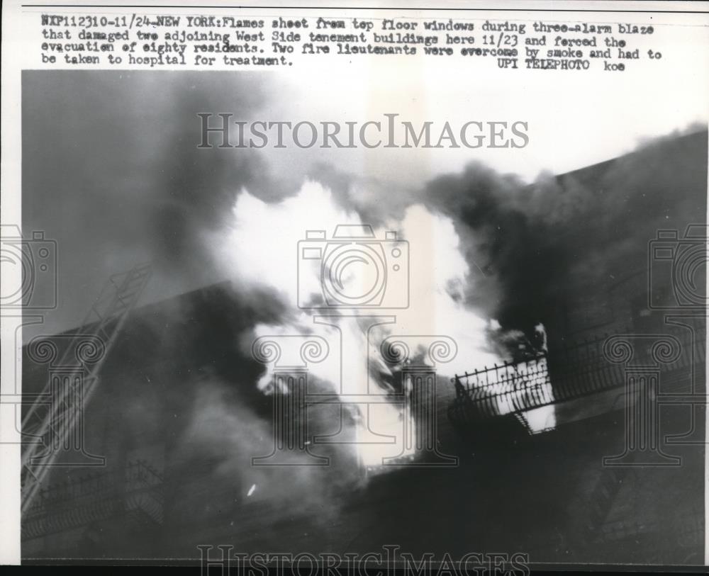 1959 Press Photo Fire Burns West Side Tenement Forcing Evacuation In New York - Historic Images