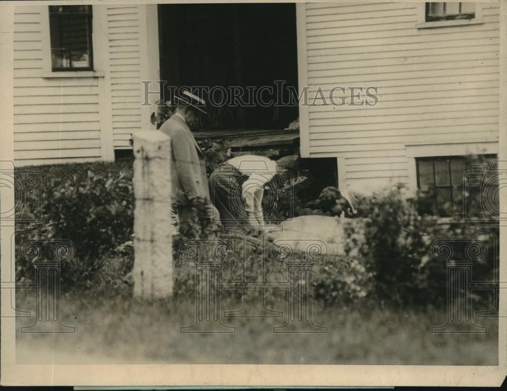 1925 Press Photo President &amp; Mrs Coolidge Work In Their Garden - nec31535 - Historic Images
