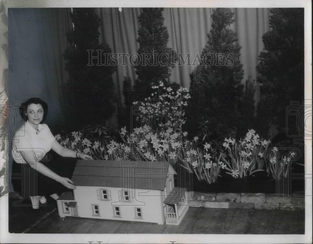 1955 Press Photo Mrs. Grace Fullerton of Health Dept.in Glenville Area Exhibit. - Historic Images