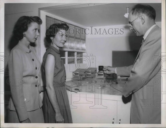 1951 Press Photo Betty Rays Burda and Lucille Heim of Stanford School & Educ - Historic Images