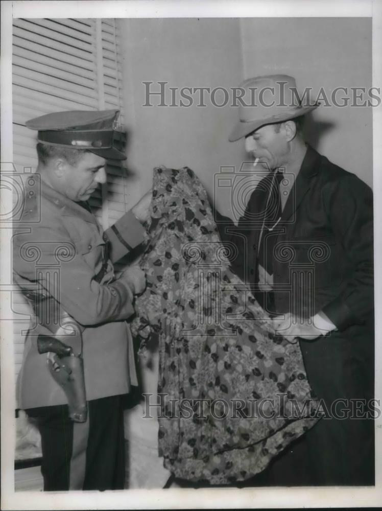 1944 Press Photo Capt. Harry Hansen and Sheriff Jack Stolter examine smock. - Historic Images