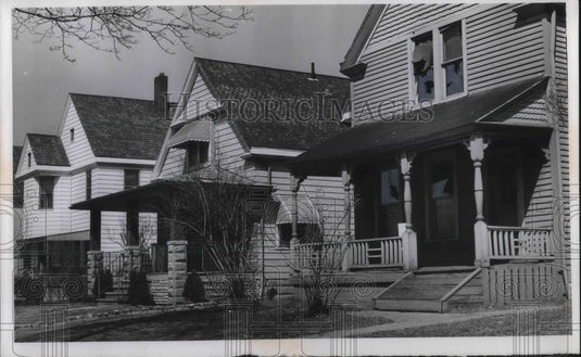 1965 Press Photo Houses in good condition beside a vacant & vandalized property - Historic Images