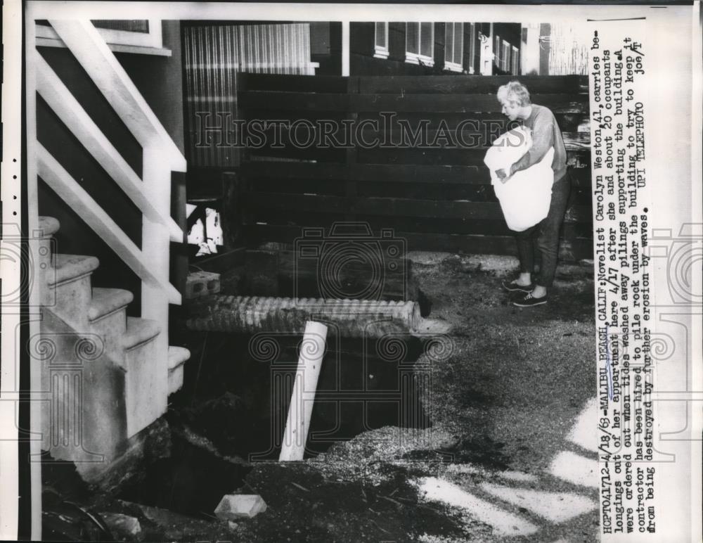 1963 Press Photo Novelist Carolyn Weston Carries Belonging From Apartment - Historic Images