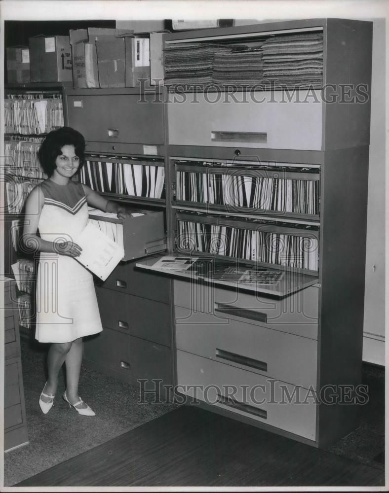 1966 Press Photo Lenore Legarth, secretary of Herbert&#39;s Big Furniture - Historic Images