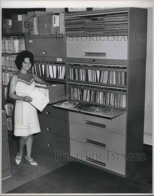 1966 Press Photo Lenore Legarth, secretary of Herbert's Big Furniture - Historic Images