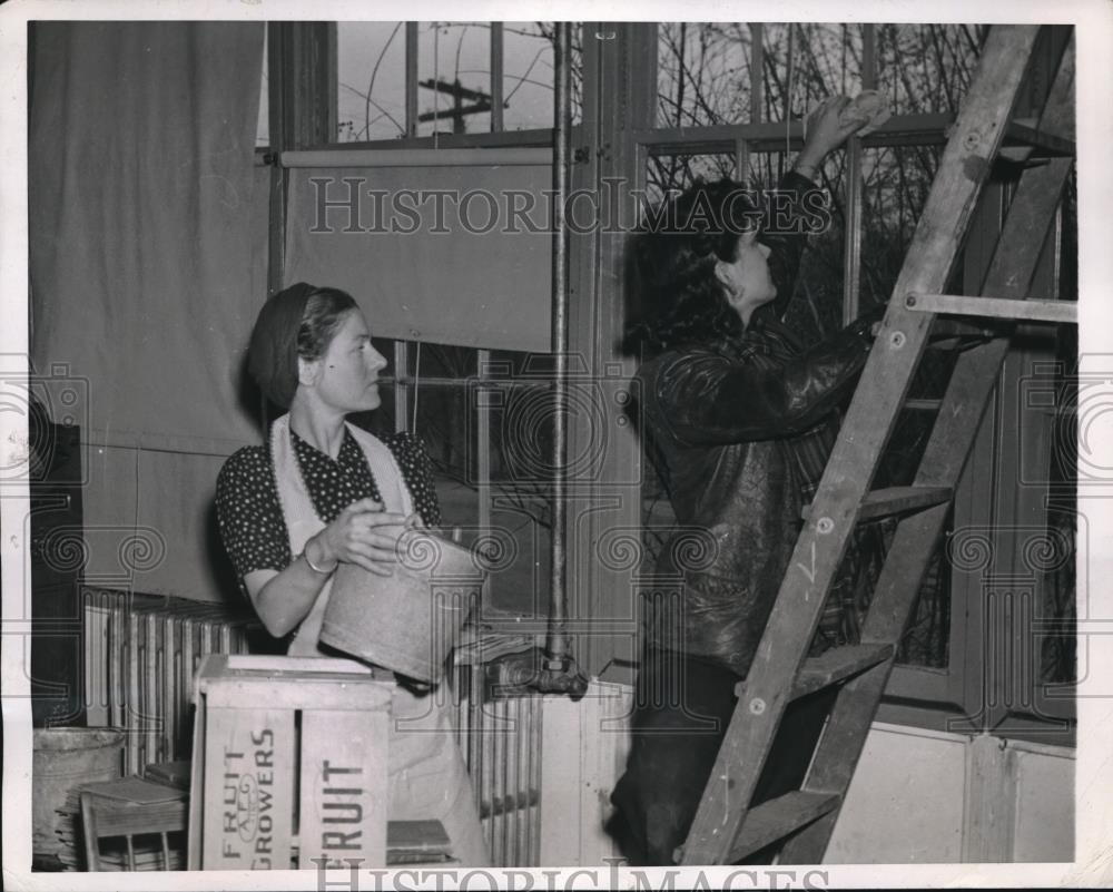 1944 Press Photo Mothers pitch in to cleanup schools house - nec32079 - Historic Images