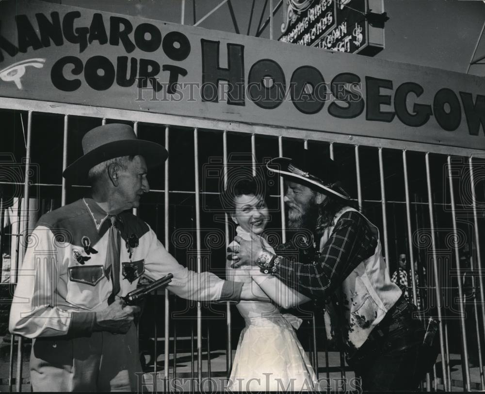 1951 Press Photo Femme Lawbreaker - Historic Images