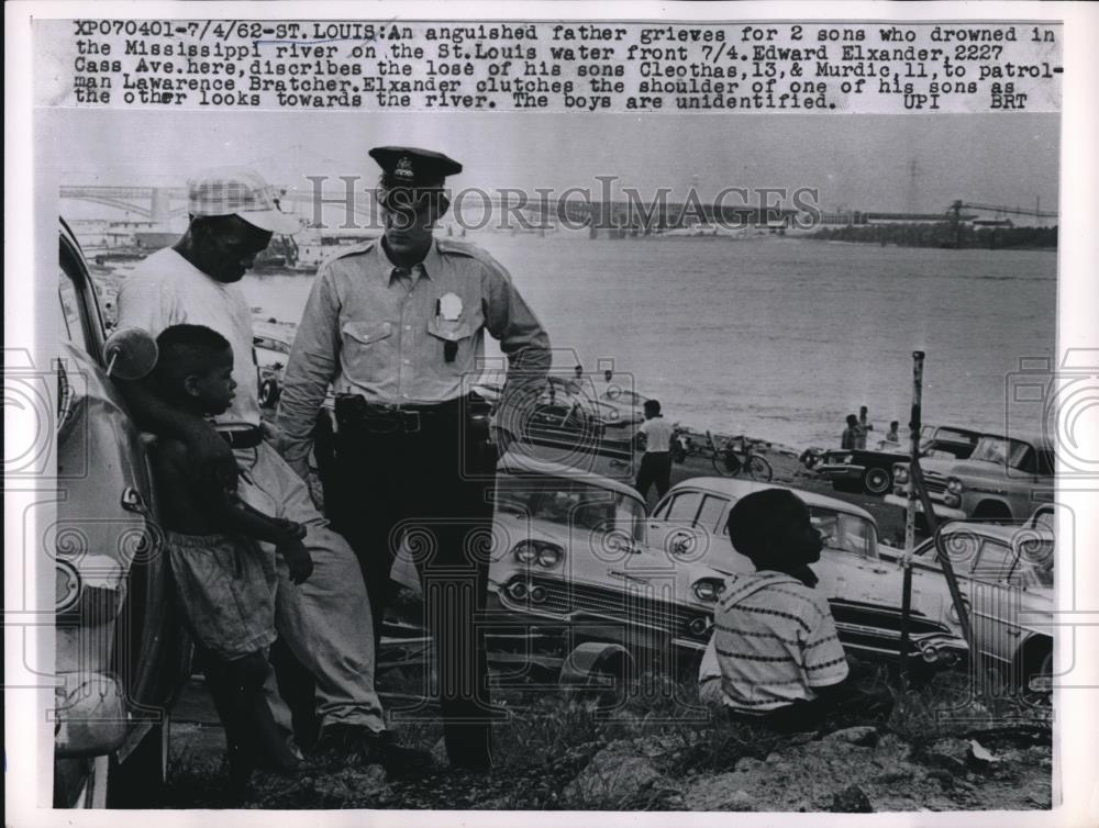 1962 Press Photo Father grieves for 2 sons drowned in Mississippi River - Historic Images