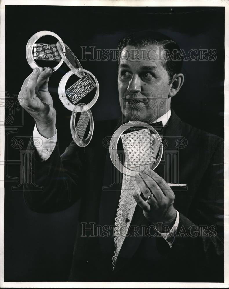 1970 Press Photo Latest versioin of the ancient and mysterious locking rings. - Historic Images