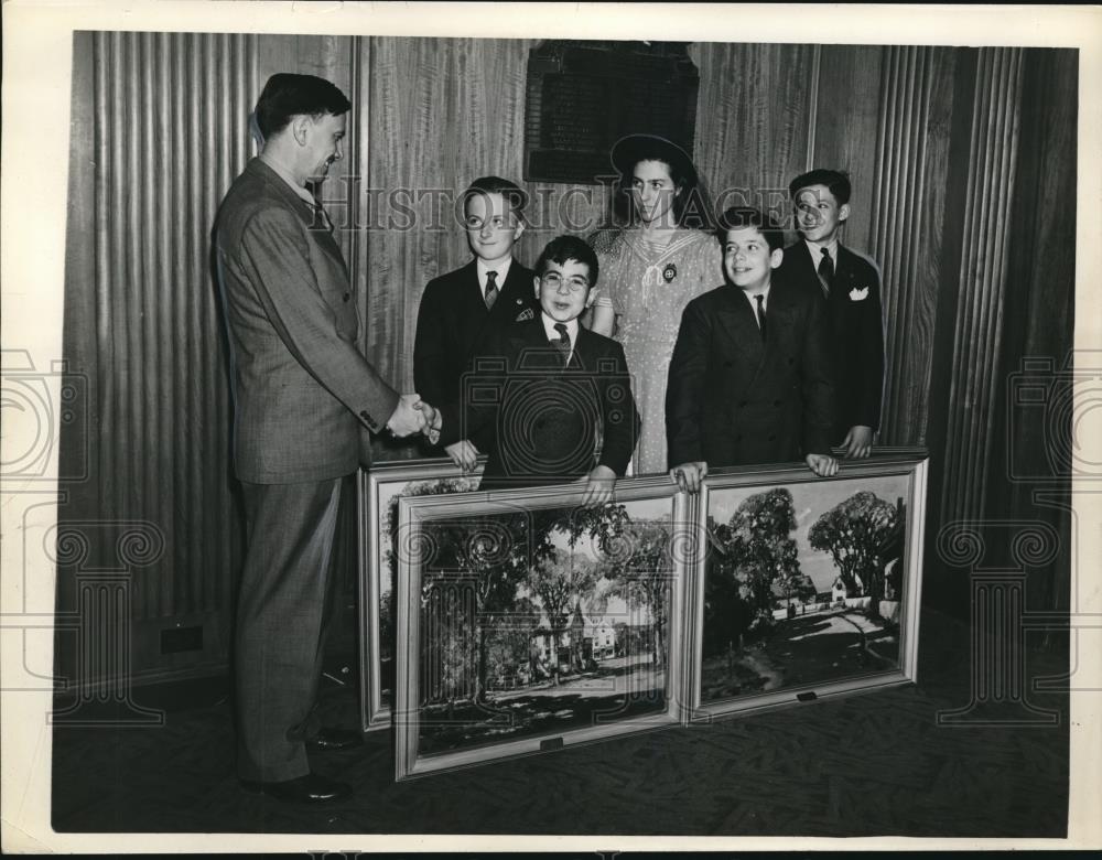 1941 Press Photo Kids Get Paintings At School Safety Day Luncheon - nec33226 - Historic Images