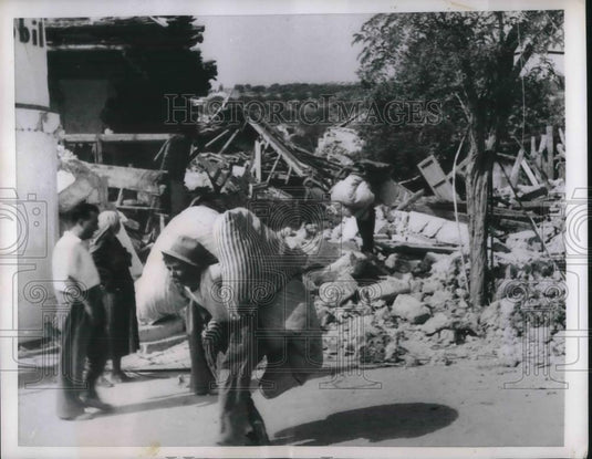1953 Press Photo An old islander leaves the ruins of his destroyed home - Historic Images
