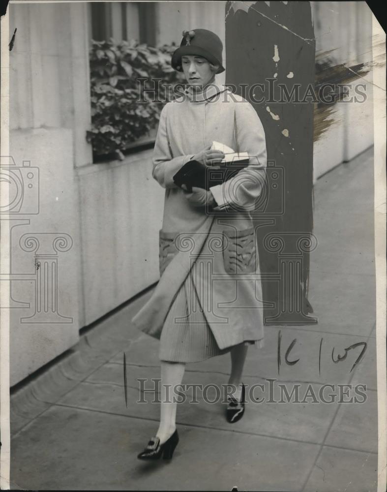 Press Photo Annis Burr Auchinoloss walk along Park Ave - nec34584 - Historic Images