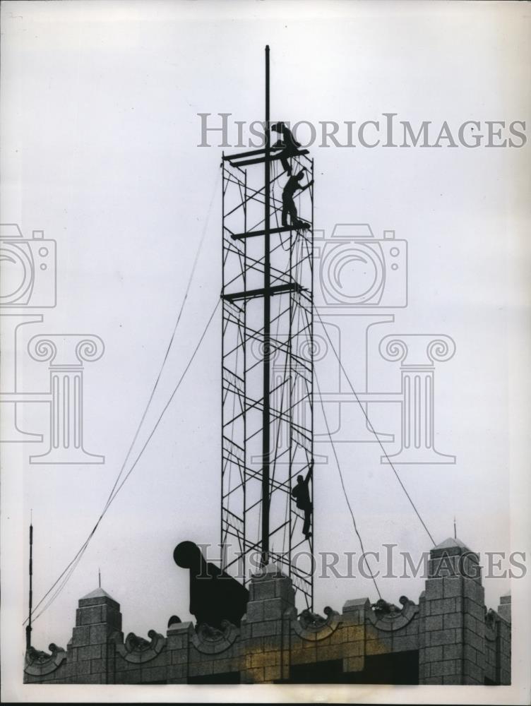1958 Press Photo Workmen repair the flag pole on the steel scaffold in St. Louis - Historic Images