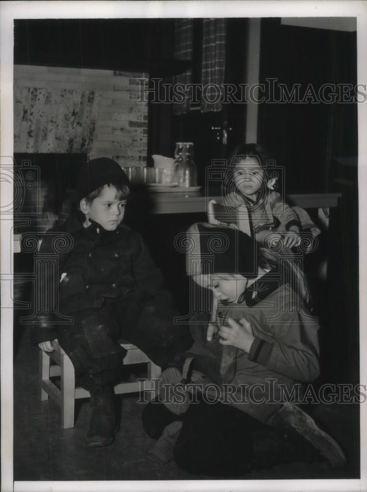 1943 Press Photo Grumman Freeport Child Care Center to prevent absenteeism - Historic Images