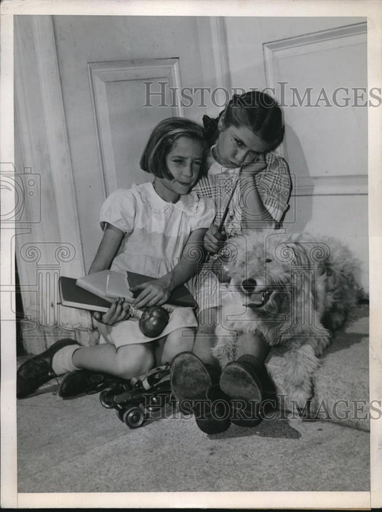 1946 Press Photo girls out of school due to teachers - Historic Images