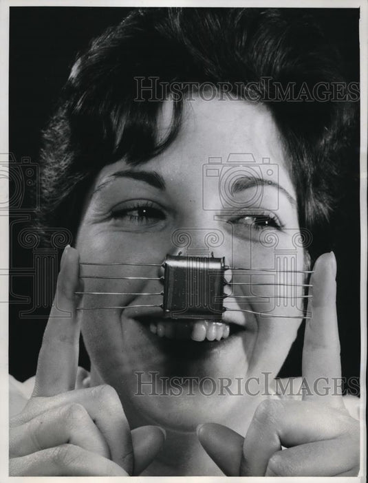 1961 Press Photo NYC, Joyce Haughton & world's smallest oven by Bulova Watch - Historic Images