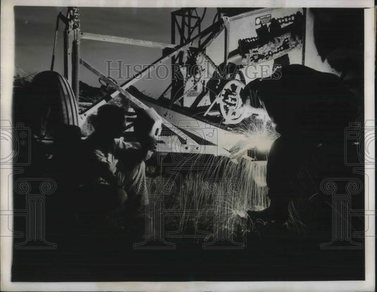 1943 Press Photo Wright Davis and Les Parker fix broken farm machinery. - Historic Images