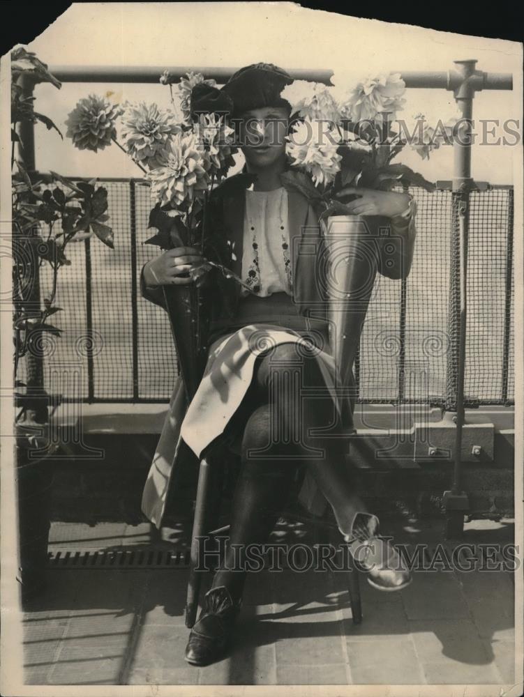 1922 Press Photo Elsie Roos Poses With Dahlias At Mannetto Nurseries - nec32850 - Historic Images