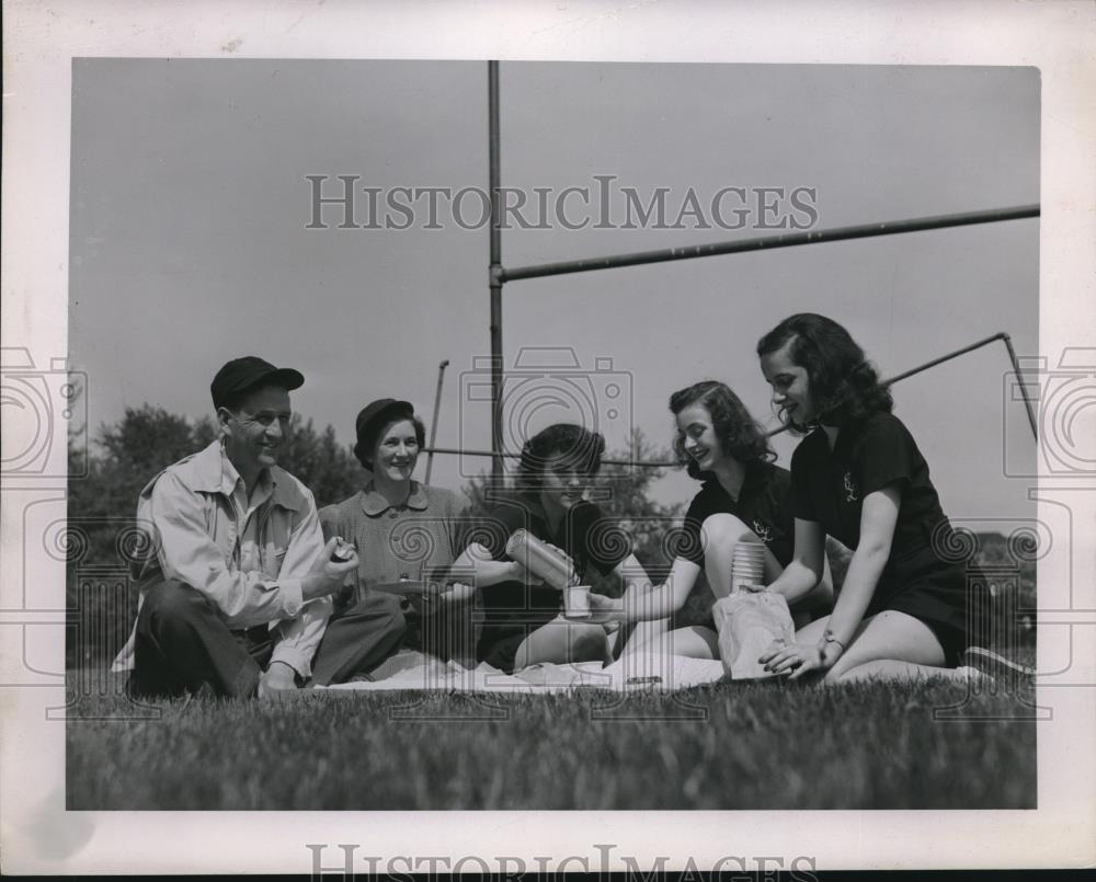 Press Photo Picnic at Hyde Park in Chicago. - nec30339 - Historic Images