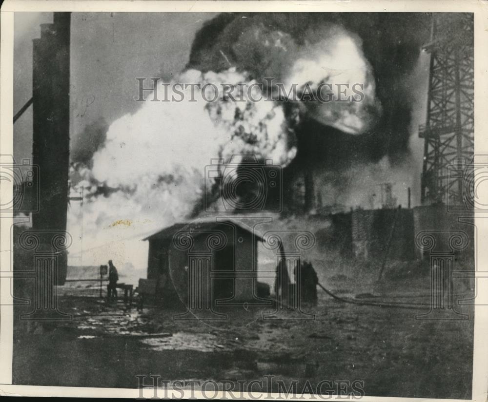 1931 Press Photo Oil fire in poring rain - nec34555 - Historic Images