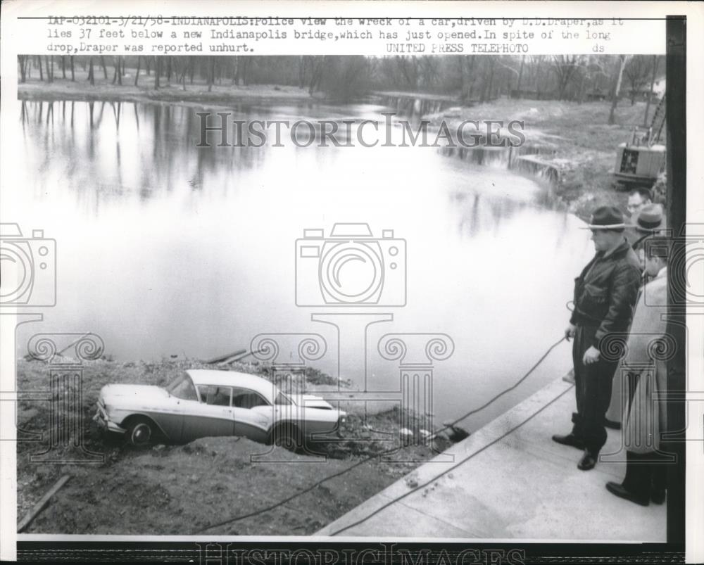 1958 Press Photo Wrecked Car Driven by D.D. Draper 37 ft Below Indianapolis Brid - Historic Images