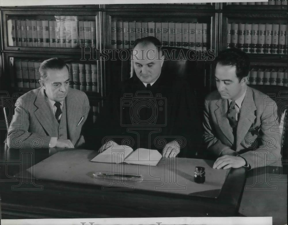 1937 Press Photo Mexican High Justice Visits American Judge Swain In Court - Historic Images