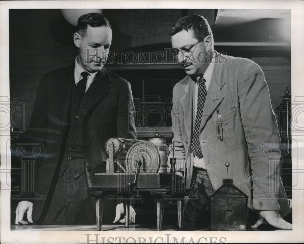 1949 Press Photo David Wheatland &amp; Bernard Cohen of Harvard inspect static - Historic Images