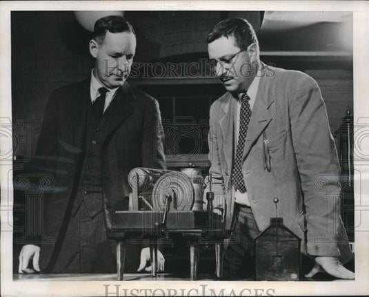 1949 Press Photo David Wheatland & Bernard Cohen of Harvard inspect static - Historic Images