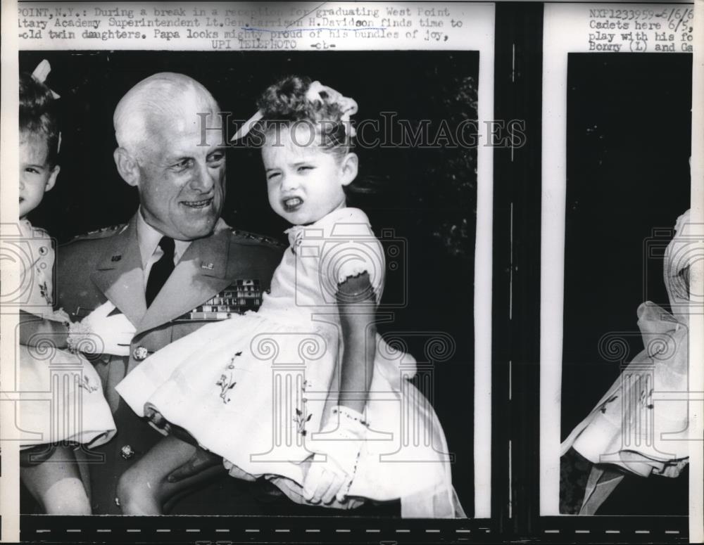 1960 Press Photo West Point Military Graduation Lt Gen Davidson holds twin girls - Historic Images