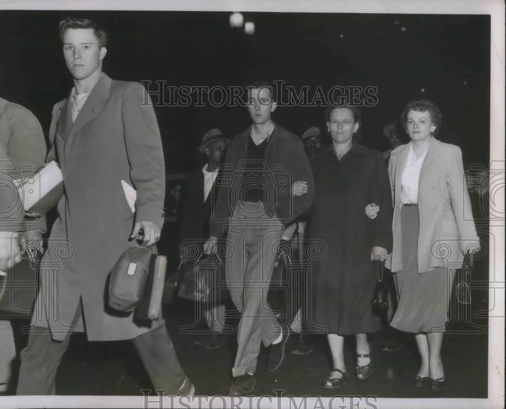 1952 Press Photo Ralph E. Modock and his Mother Mary, Fiance Mildred - Historic Images