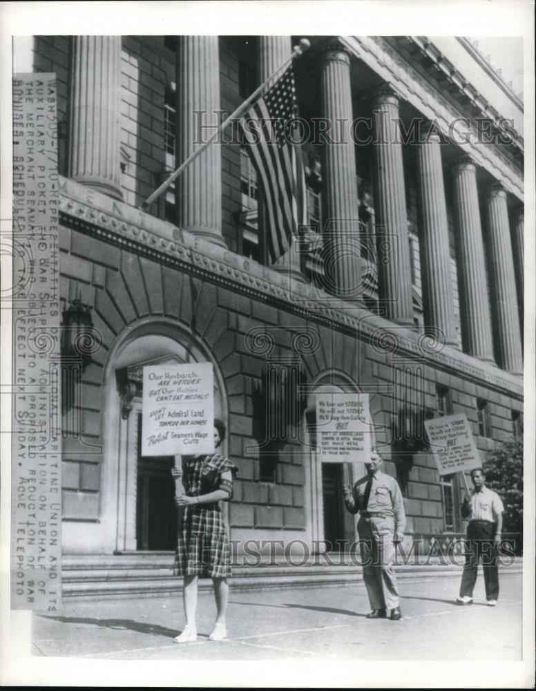 1945 Press Photo picketing - Historic Images