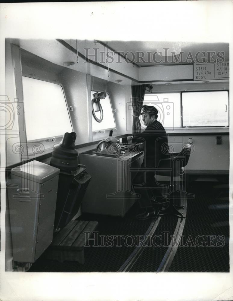 1971 Press Photo Southampton, England Capt J Vengerhaets on boat Dart Europe - Historic Images