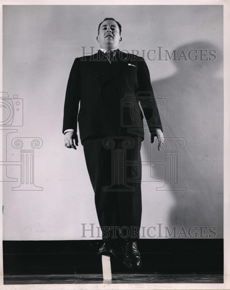 1954 Press Photo Koppers expandable plystyrene supports 225 pounds. - Historic Images