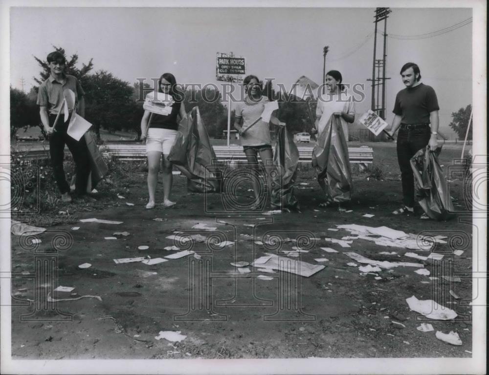 1970 Press Photo Cleveland, Ohio residents on clean up campaign to pick up trash - Historic Images