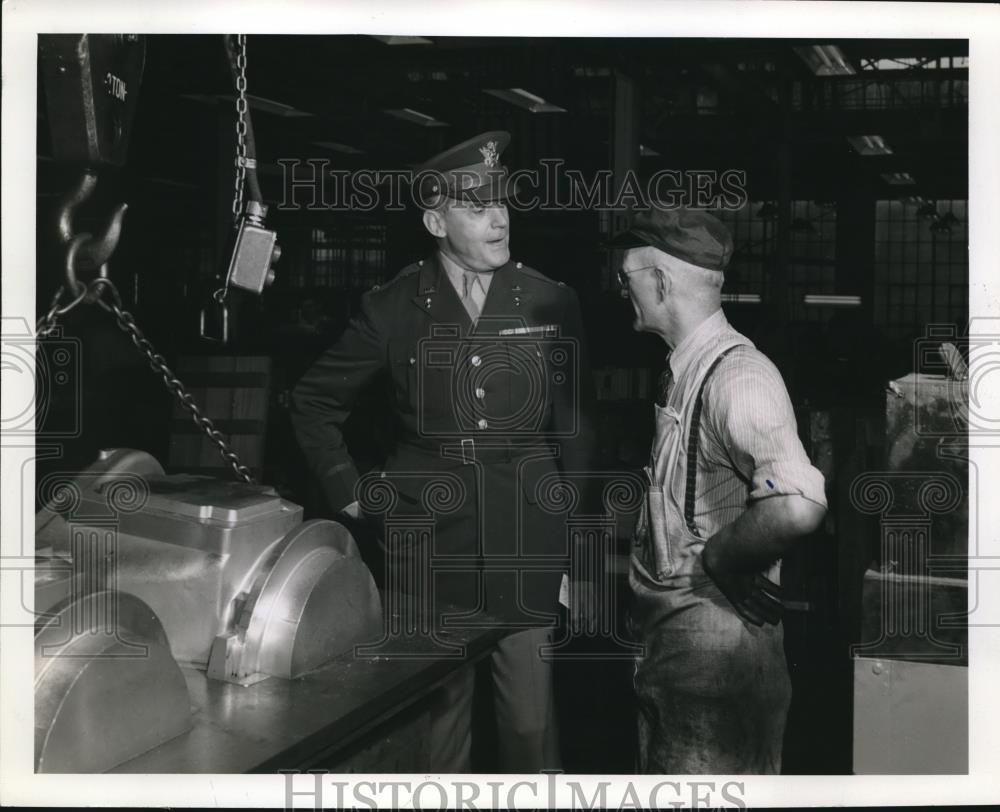 1942 Press Photo Gene Armstrong Employee At Caterpillar Tractor Company - Historic Images