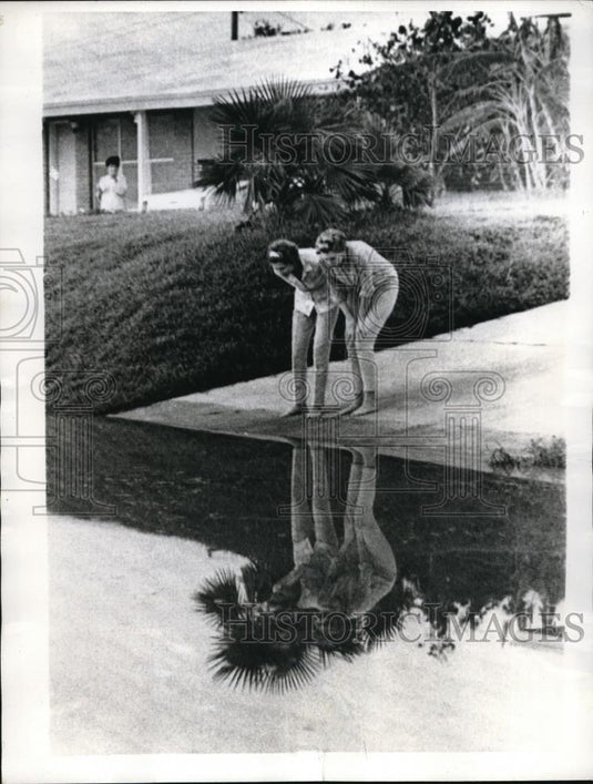 1967 Press Photo Arroyo Estates Residents Watch Water From Arroyo Colorado Rise - Historic Images