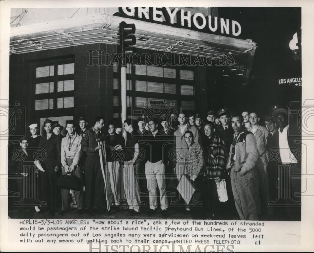 1952 Press Photo Stranded Passengers Of Strike Bound Pacific Greyhound Bus Lines - Historic Images