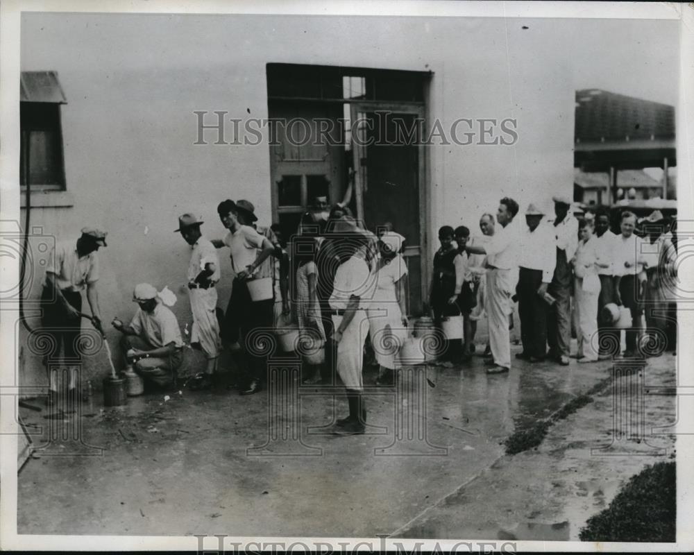 1933 Press Photo Red Cross Reliefs Texas Storm Regugees in Harlingen - Historic Images